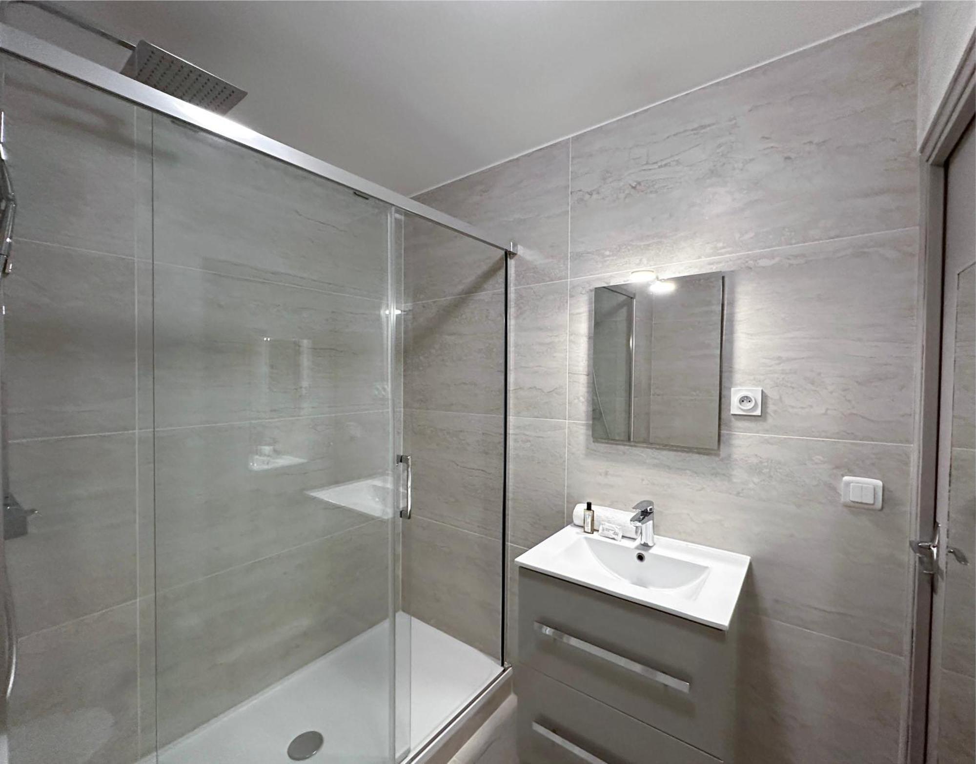 Brand-New Studio With Eiffel Tower View ปารีส ภายนอก รูปภาพ